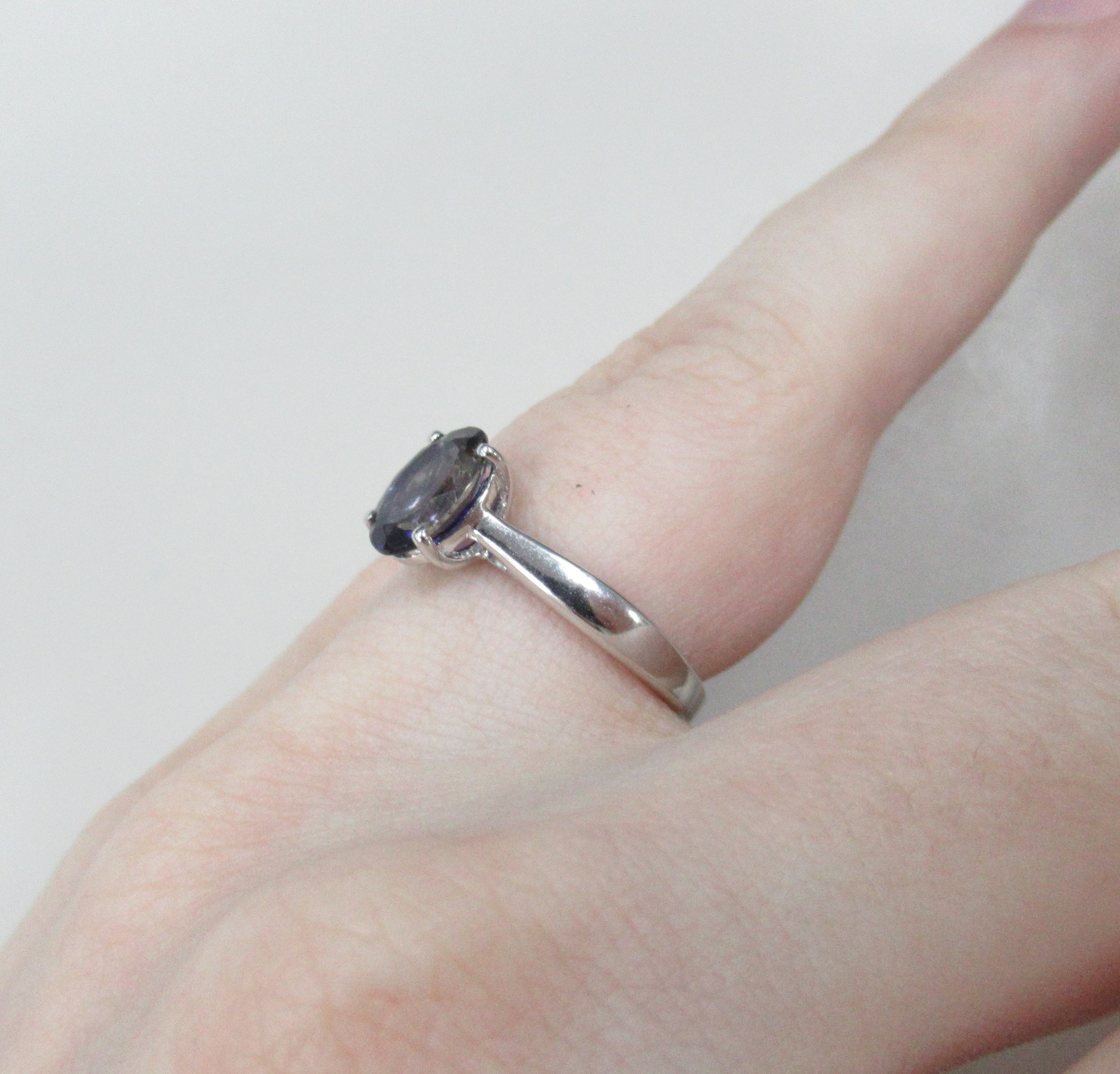 Серебряное кольцо с иолитом